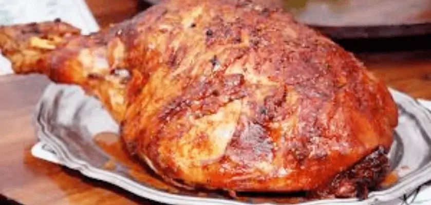 Receita Completa de Pernil Assado ao Molho de Chimichurri com Batatas Bolinha